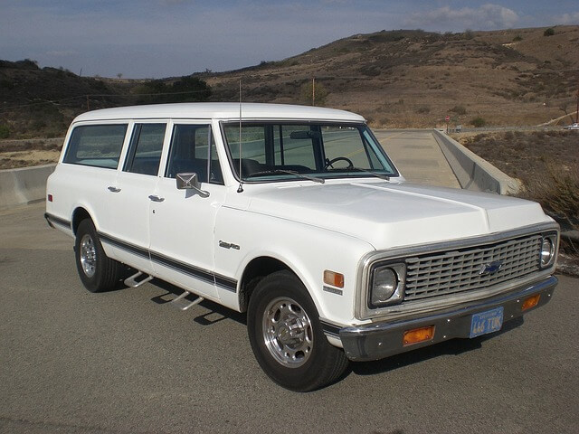 Chevrolet blanco con gran capacidad de carga de combustible