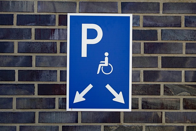 letrero de estacionamiento para personas con discapacidades.