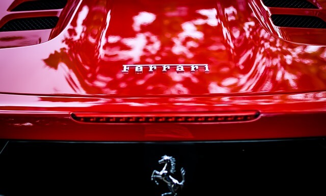 Ferrari rojo vehículo importado vs vehículos domésticos