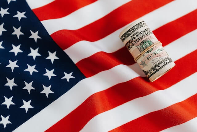 Bandera de USA con billetes de dolares. Préstamo Bank of America 