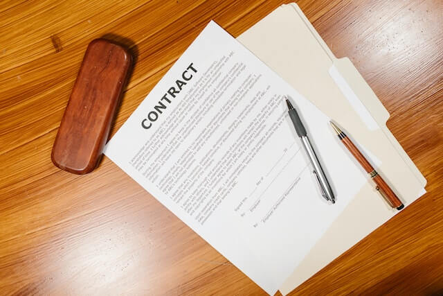un contrato sobre una mesa